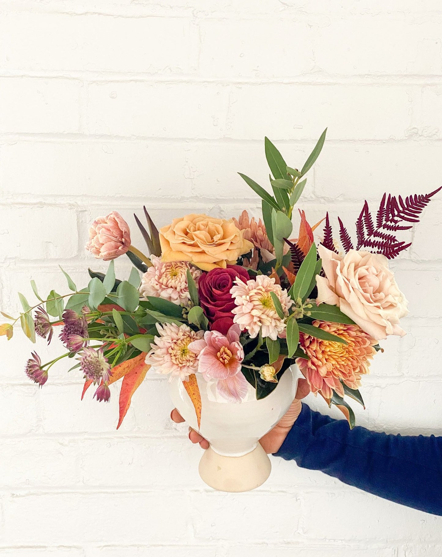 The Classica is the perfect fit for a small kitchen table, or coffee table. These fresh, seasonal flowers are curated, handpicked and arranged in a designer vase for you to enjoy at home.