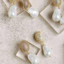 Load image into Gallery viewer, Sparkling Vintage Chunky Gold &amp; Peral Drop Earrings
