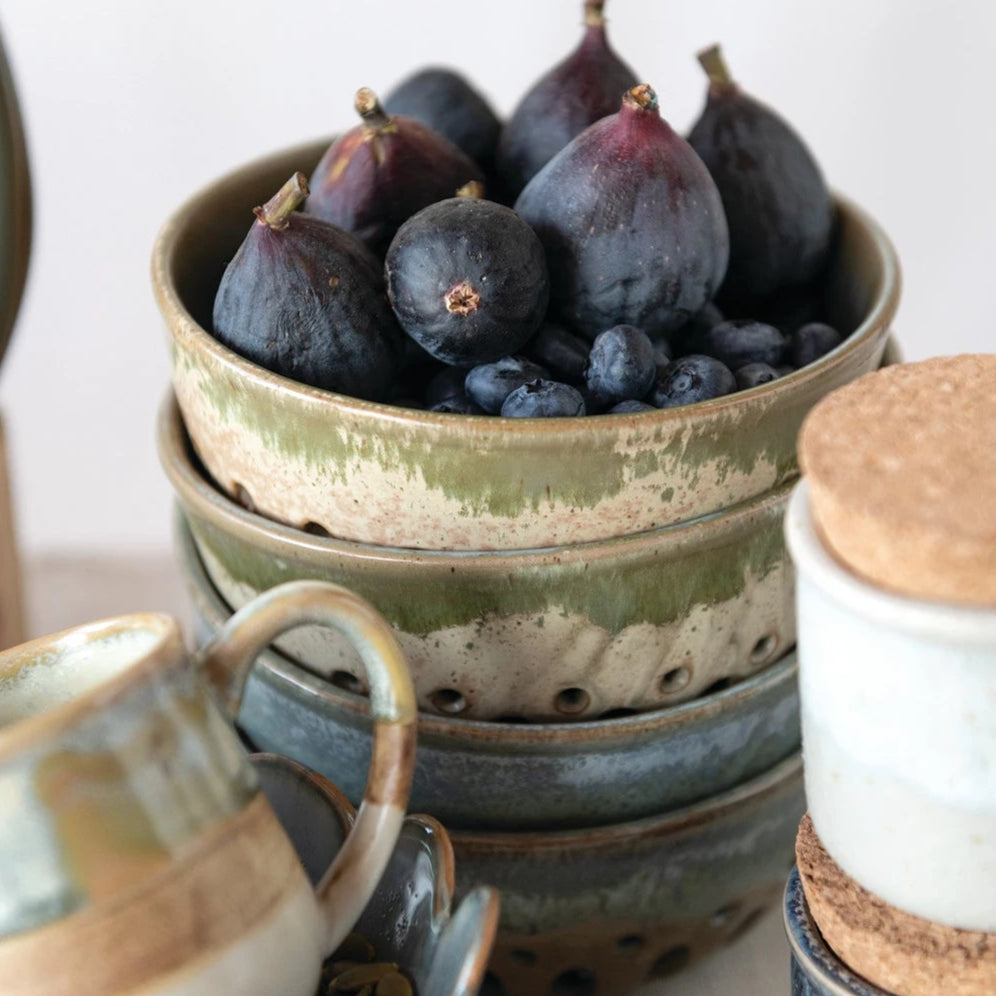 Two-toned Round Stoneware Berry Bowl