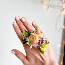 Load image into Gallery viewer, Personals // Corsages + Boutonnieres
