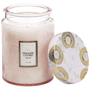 Notes of Panjore Lychee, Cassis & Juicy Asian Pear. This embossed candle features a metallic lid, making it perfect for travel and smaller spaces. Timeless in both beauty and scent, the Japanese-inspired design translates brilliantly in this petite piece.