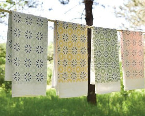 Woodblock Chicory design is individually screen printed featuring an all-over pattern covering most of the towel. Printed on flour sack cotton, this towel is uniquely soft, absorbent and durable. Plus it’s safe to bleach, allowing it to hold up in the busiest kitchens!